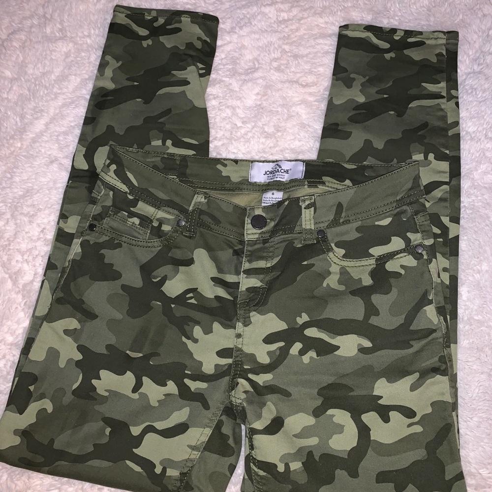 Camo Jordache jeans. EUC!
